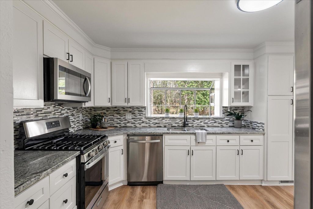 Image 14 of property listing at 325 Fairington Drive, Summerville, SC 29485