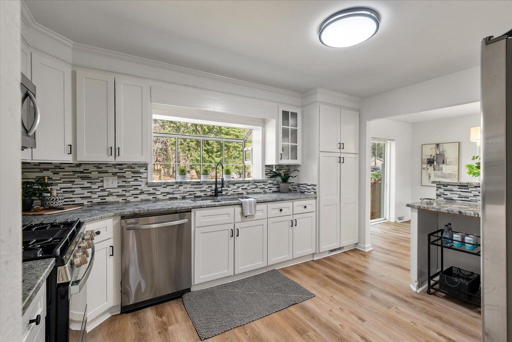 Image 15 of property listing at 325 Fairington Drive, Summerville, SC 29485