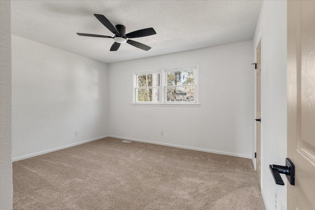 Image 18 of property listing at 325 Fairington Drive, Summerville, SC 29485