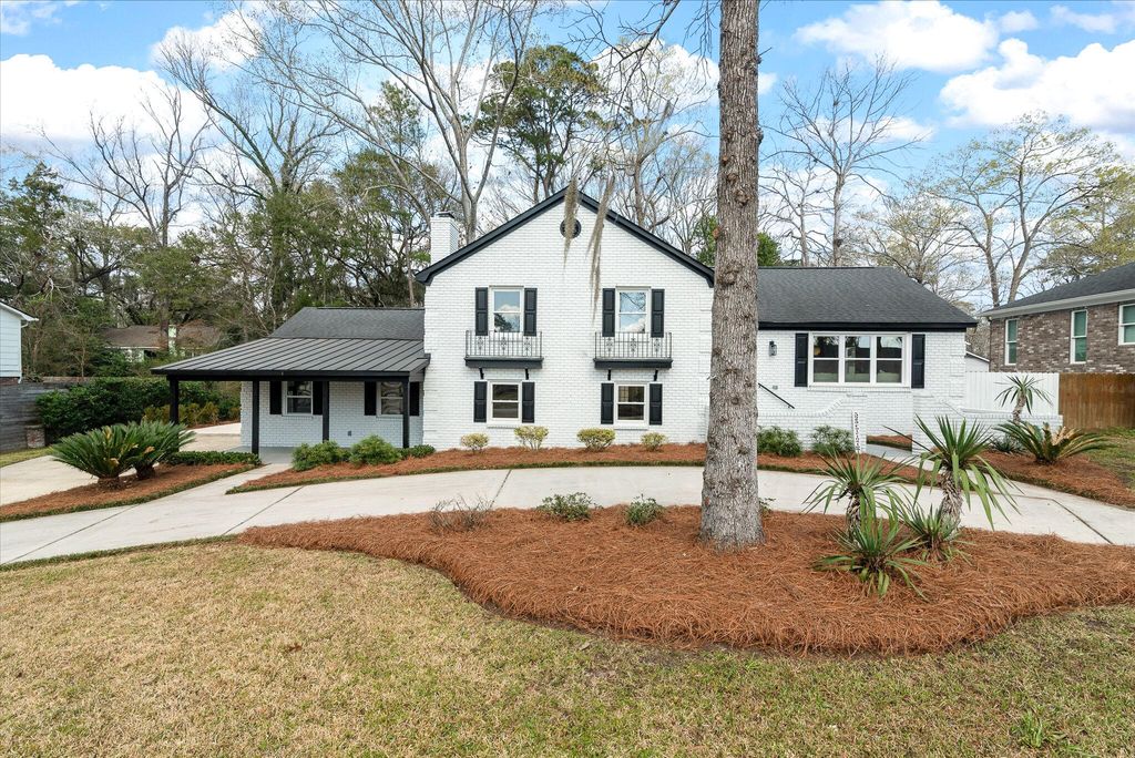 Image 2 of property listing at 325 Fairington Drive, Summerville, SC 29485
