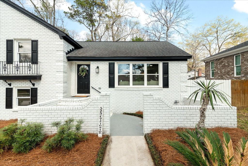 Image 3 of property listing at 325 Fairington Drive, Summerville, SC 29485