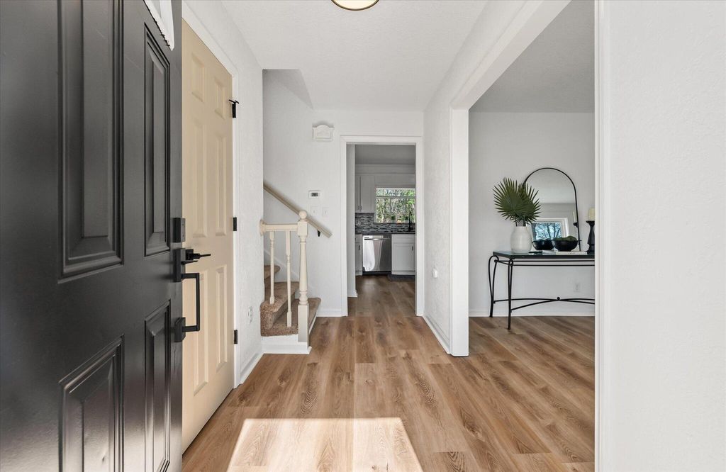 Image 4 of property listing at 325 Fairington Drive, Summerville, SC 29485