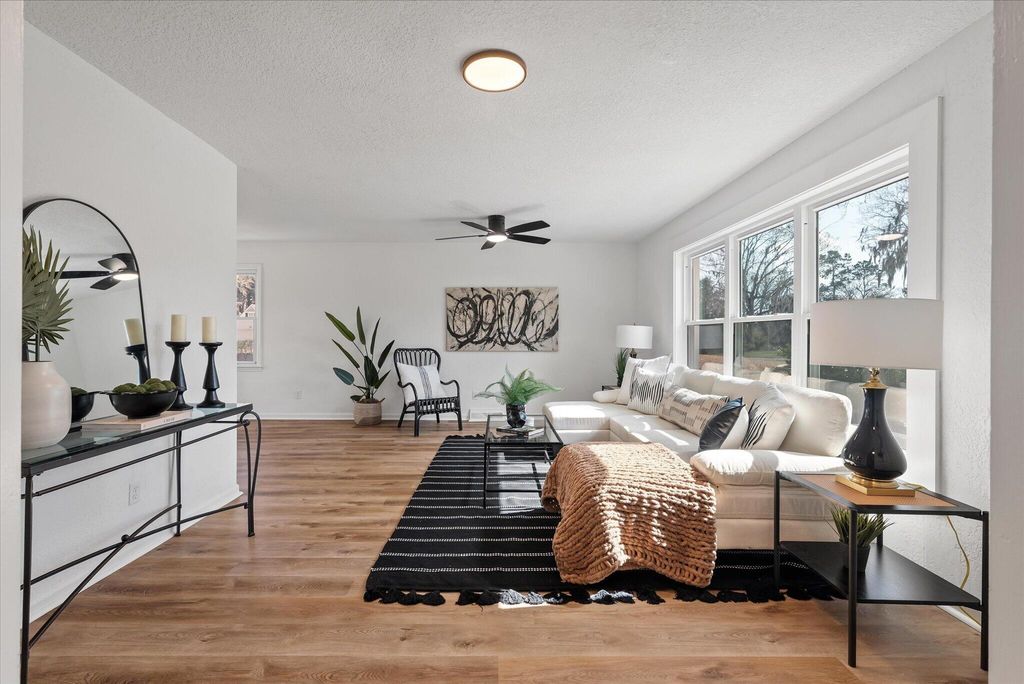 Image 5 of property listing at 325 Fairington Drive, Summerville, SC 29485