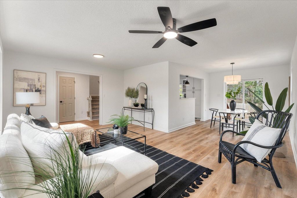 Image 7 of property listing at 325 Fairington Drive, Summerville, SC 29485