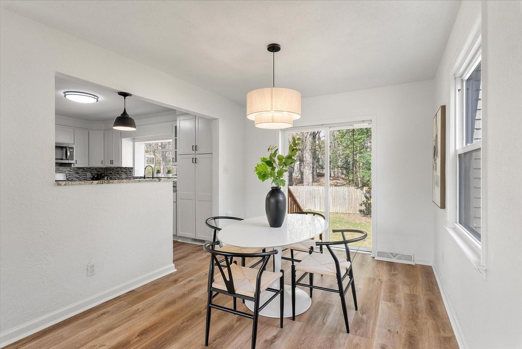 Image 8 of property listing at 325 Fairington Drive, Summerville, SC 29485