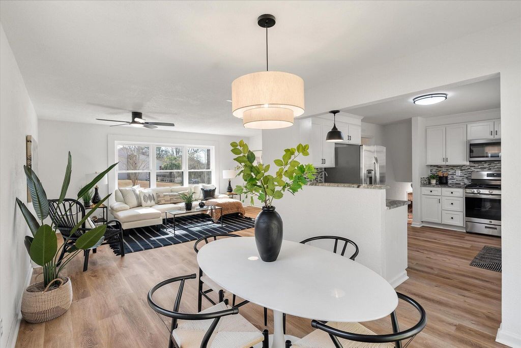 Image 9 of property listing at 325 Fairington Drive, Summerville, SC 29485