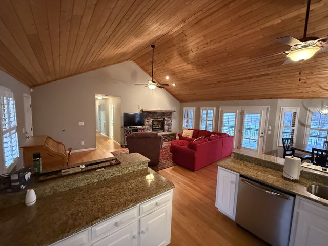 107 Chickory Ln, Monteagle, TN 37356