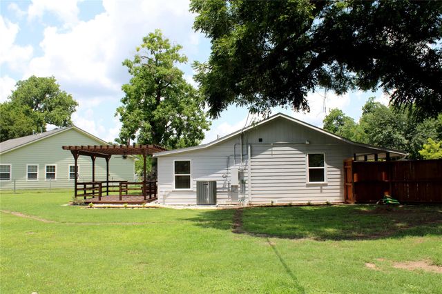 528 Prairie Street, Columbus, TX 78934