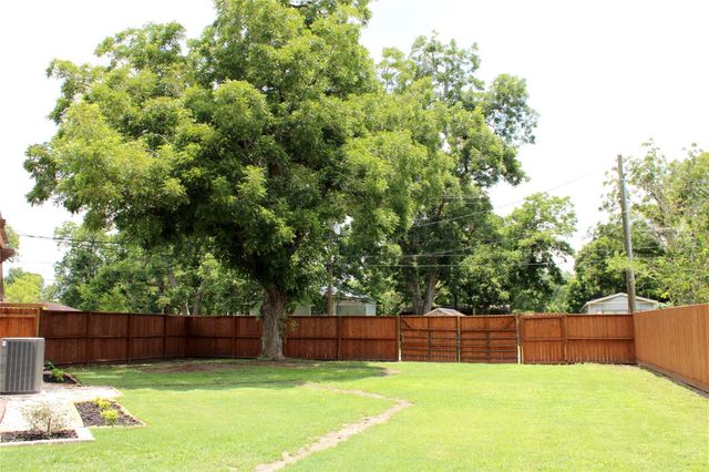 528 Prairie Street, Columbus, TX 78934