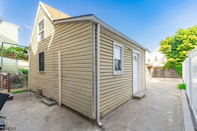 19 Komorn St, Newark City, NJ 07105