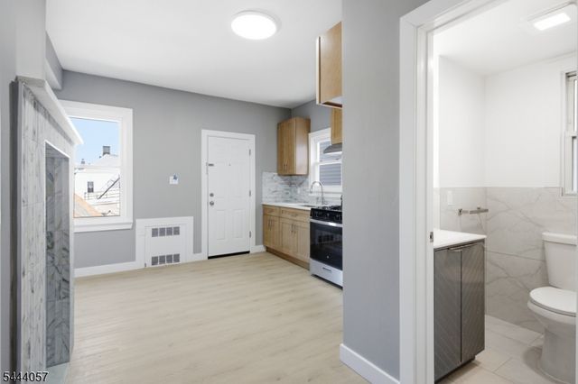 19 Komorn St, Newark City, NJ 07105