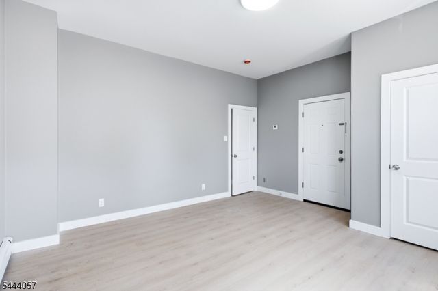 19 Komorn St, Newark City, NJ 07105