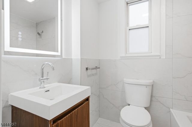 19 Komorn St, Newark City, NJ 07105