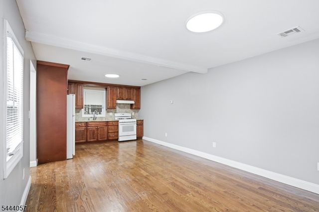 19 Komorn St, Newark City, NJ 07105
