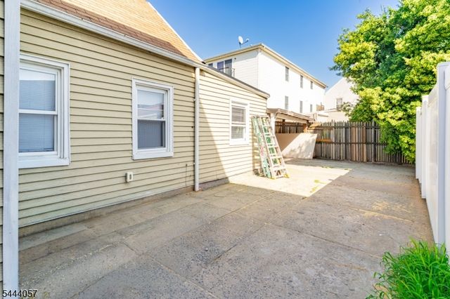 19 Komorn St, Newark City, NJ 07105