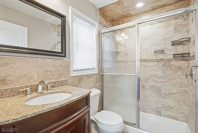 19 Komorn St, Newark City, NJ 07105