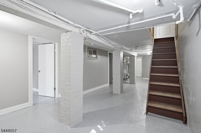 19 Komorn St, Newark City, NJ 07105