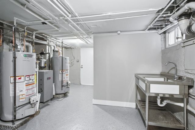 19 Komorn St, Newark City, NJ 07105