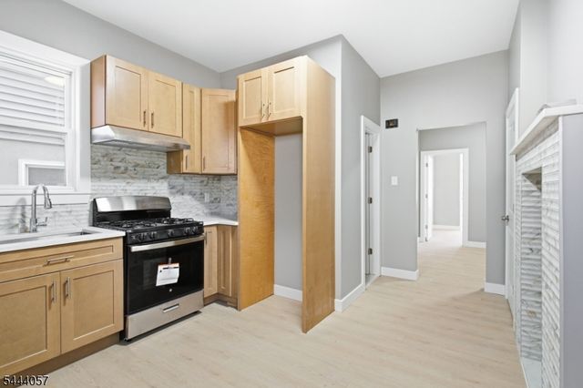 19 Komorn St, Newark City, NJ 07105