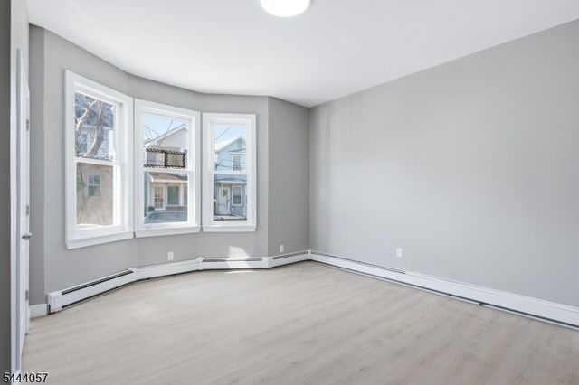 19 Komorn St, Newark City, NJ 07105