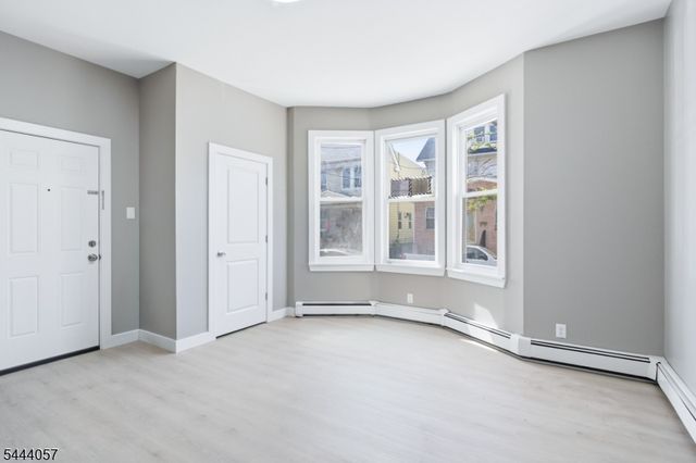 19 Komorn St, Newark City, NJ 07105