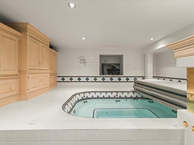 6800 W Thornapple Drive, Janesville, WI 53548