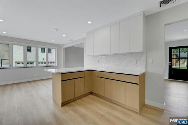 11 Raymond Street, Englewood Cliffs, NJ 07632