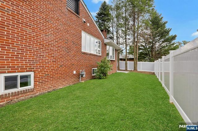 11 Raymond Street, Englewood Cliffs, NJ 07632