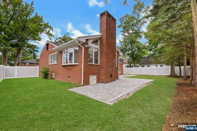 11 Raymond Street, Englewood Cliffs, NJ 07632