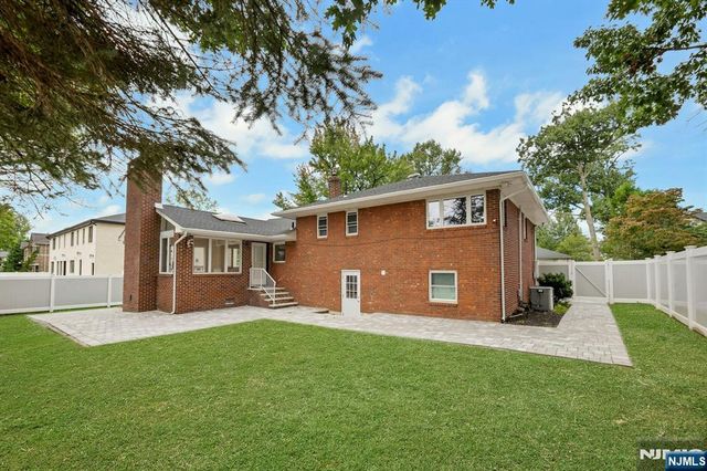 11 Raymond Street, Englewood Cliffs, NJ 07632