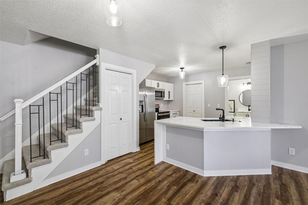 811 Burr Oaks Drive 407, West Des Moines, IA 50266