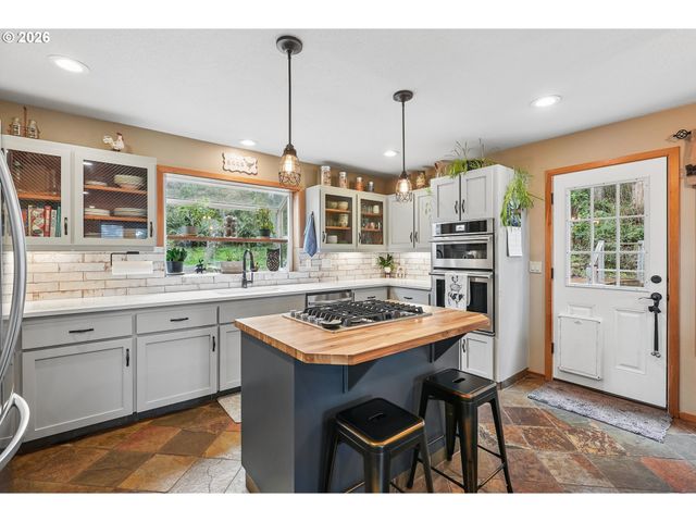 16490 S BRADLEY Rd, Oregon City, OR 97045