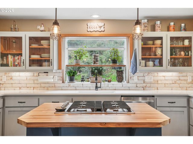 16490 S BRADLEY Rd, Oregon City, OR 97045