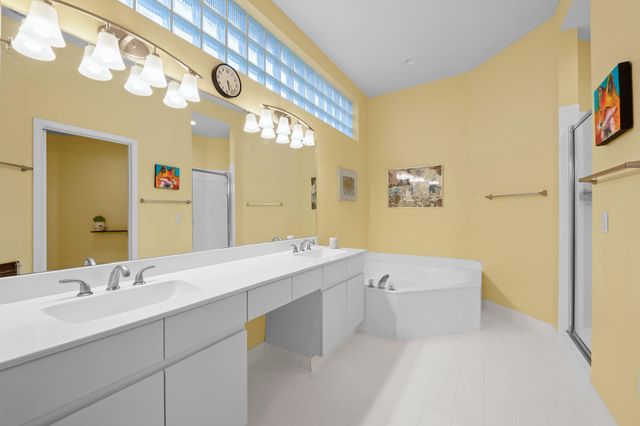 608 Misty Oaks Ln, Pompano Beach, FL 33069