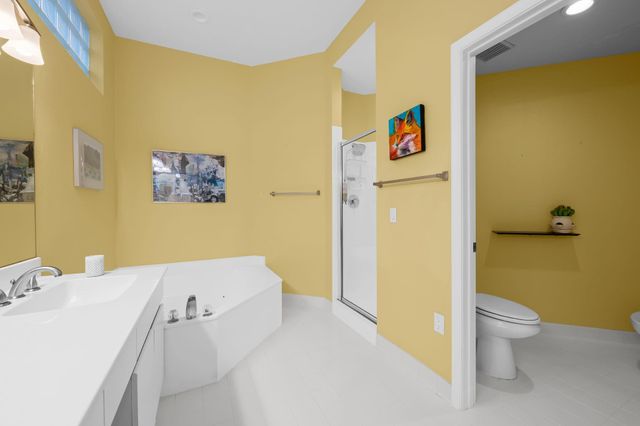 608 Misty Oaks Ln, Pompano Beach, FL 33069