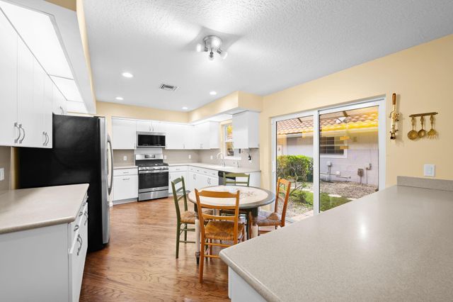 608 Misty Oaks Ln, Pompano Beach, FL 33069