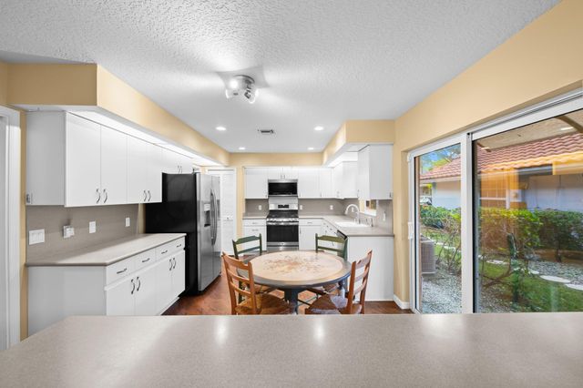 608 Misty Oaks Ln, Pompano Beach, FL 33069