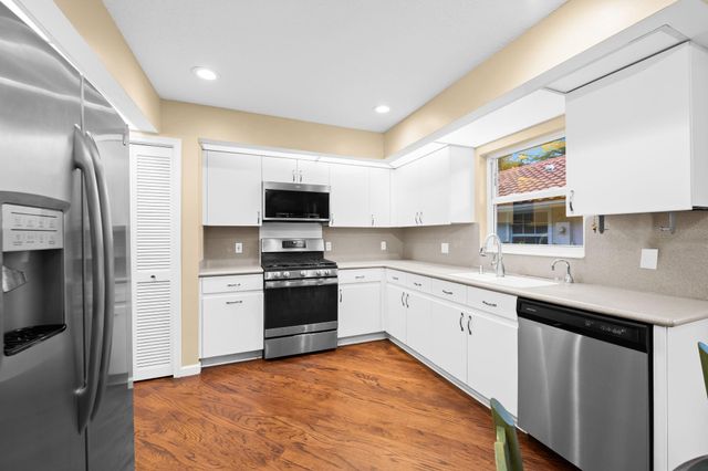 608 Misty Oaks Ln, Pompano Beach, FL 33069