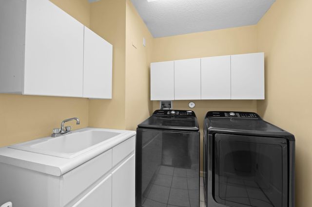 608 Misty Oaks Ln, Pompano Beach, FL 33069