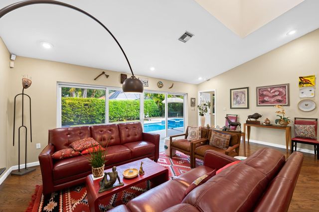 608 Misty Oaks Ln, Pompano Beach, FL 33069