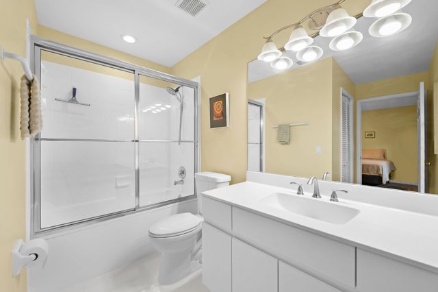 608 Misty Oaks Ln, Pompano Beach, FL 33069