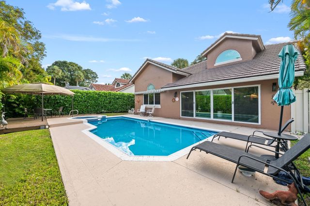 608 Misty Oaks Ln, Pompano Beach, FL 33069