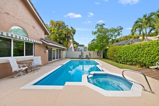 608 Misty Oaks Ln, Pompano Beach, FL 33069