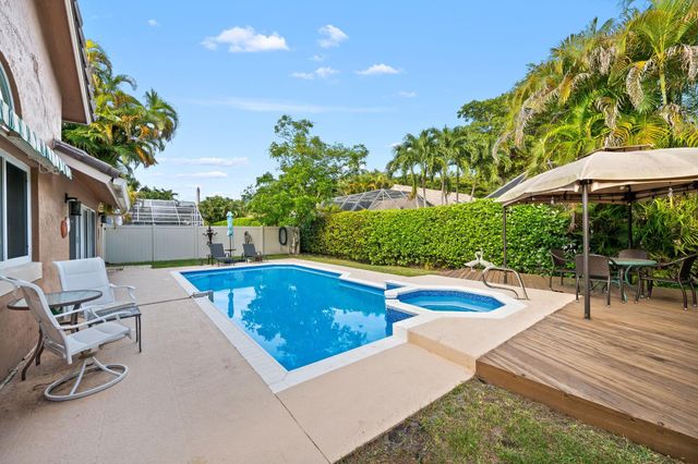 608 Misty Oaks Ln, Pompano Beach, FL 33069