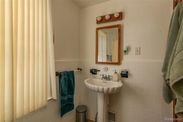 17585 Faust Avenue, Detroit, MI 48219