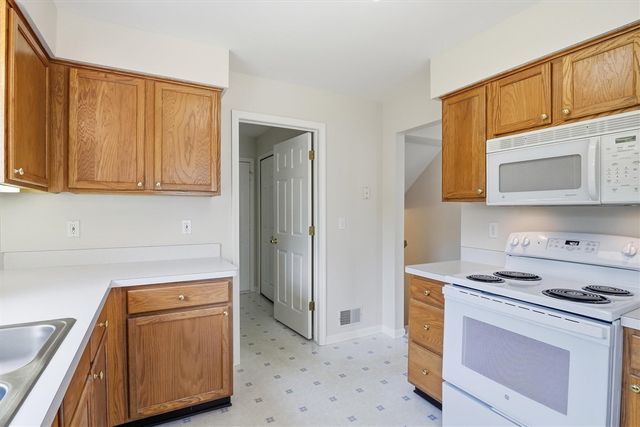 7492 Green Meadow Lane, Canton, MI 48187