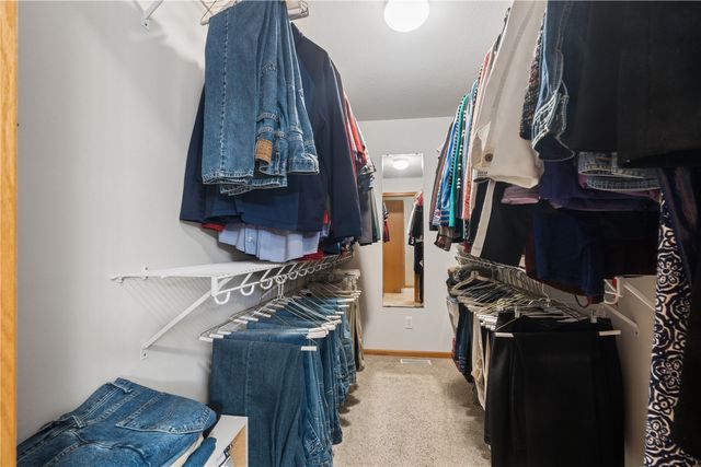 225 17th Avenue Court, Hiawatha, IA 52233