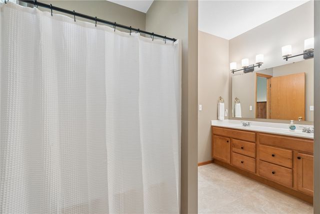 225 17th Avenue Court, Hiawatha, IA 52233