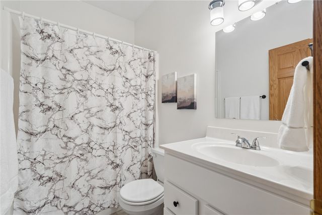 225 17th Avenue Court, Hiawatha, IA 52233