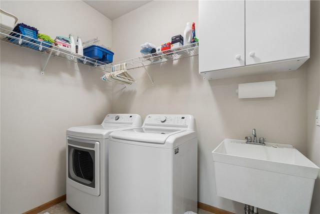 225 17th Avenue Court, Hiawatha, IA 52233